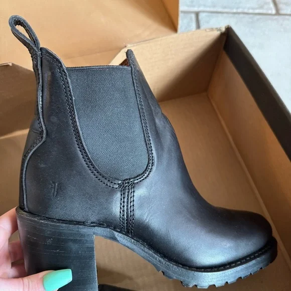 NWT Frye Sabrina Chelsea Black Leather Boots